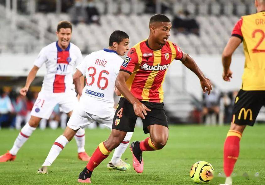 包含里昂主场逆转蒙彼利埃，球队士气大振的词条