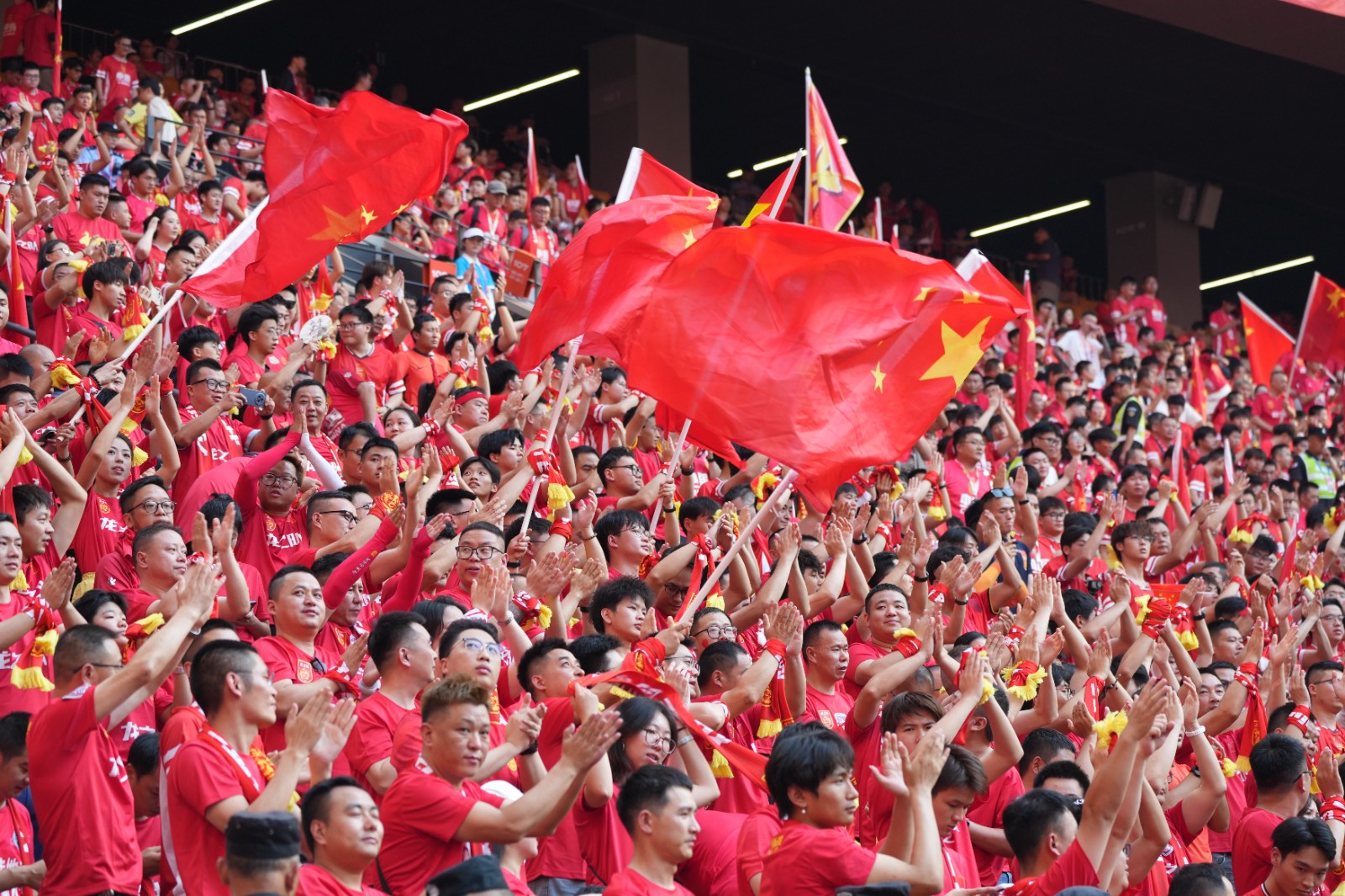 关于外援表现抢眼，带领球队取得胜利的信息