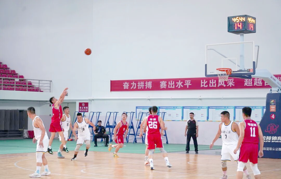 凤凰娱乐下载-篮球比赛精彩纷呈，体育场内掀起热潮(篮球比赛现场)