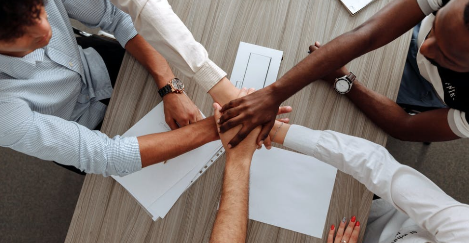 球队备战决赛，教练谈团队合作的重要性的简单介绍